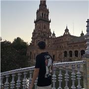 Soy un joven de 16 años que ha finalizado la ESO y he realizado algunos cursos de verano. Actualmente estudio inglés e Italiano.